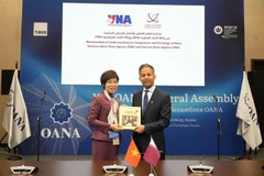Гендиректор ВИА Ву Вьет Чанг представляет зарубежным друзьям фотокнигу «100 лет вьетнамской революционной прессы» (Фото: ВИА)