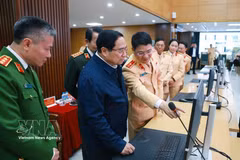 Премьер-министр Фам Минь Тьинь отправляет новогоднее поздравительное сообщение участникам дорожного движения через транспортное приложение (Фото: ВИА)