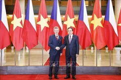 Председатель Национального собрания Чан Тхань Ман (справа) приветствует Председателя Сената Чешской Республики Милоша Выстрчила (Фото: ВИА)