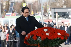 Премьер-министр Фам Минь Тьинь возложил цветы к памятнику Президенту Хо Ши Мину в столице Москвы (Фото: ВИА) 