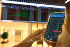 Клиент осуществляет сделки в головном офисе компании Bao Viet Securities (Фото: ВИА)