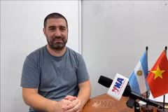 Журналист Гастон Фьорда отвечает на вопросы корреспондента ВИА (Фото: ВИА)