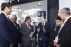Председатель НС Чан Тхань Ман беседует с руководством корпорации Petronas (Фото: ВИА)