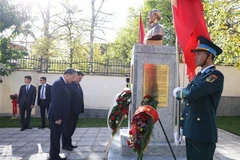 Генсекретарь То Лам с глубоким почтением возложил дань памяти Президенту Хо Ши Мину у его памятника на территории Посольства (Фото: ВИА)