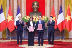 Нго Чи Зунг, генеральный директор и председатель совета директоров Vietnam Vaccine Company, и Зайнаб Садат Каюм, президент Sanofi Southeast Asia - India, передают документ о соглашении о сотрудничестве по передаче технологии производства вакцин Sanofi на заводе вакцин и биологических препаратов VNVC (Фото: VNVC)