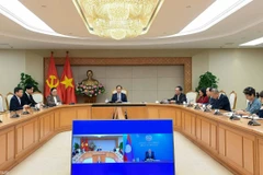 Заместитель Премьер-министра, министр иностранных дел Вьетнама Буй Тхань Шон провёл онлайн-переговоры с товарищем Тхонгсаванем Фомвиханом, членом ЦК НРПЛ, министром иностранных дел Лаоса, и товарищем Бунлеуа Пханданувонгом, исполняющим обязанности заведующего Отделом внешних связей ЦК НРПЛ (Фото: baoquocte.vn)