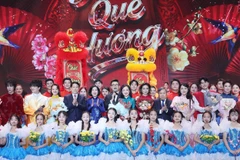 Президент Лыонг Кыонг и его супруга вместе с делегатами и артистами на специальной художественной программе «Весна на Родине – 2026» (Фото: ВИА)