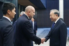 Президент Болгарии Румен Радев приветствует Генсекретаря То Лама во время посещения оборонного предприятия Samel-90 (Фото: ВИА)