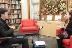 Профессор Нгуен Тхи Льен Ханг беседует с корреспондентом ВИА в Нью-Йорке (Фото: ВИА)