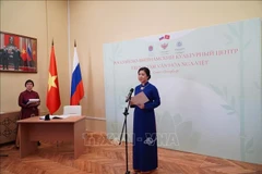 Супруга Генсекретаря ЦК КПВ Нго Фуонг Ли произносит поздравительную речь в адрес нового Центра (Фото: ВИА)