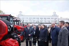 Генсек То Лам и премьер-министр Беларуси Александр Турчин посетили Минский тракторный завод (Фото: ВИА)