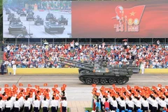 Колонна бронетанковой техники на параде на площади Бадинь (Фото: ВИА)