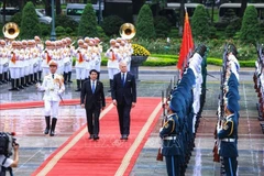 Президент Лыонг Кыонг и президент Литовской Республики Гитанас Науседа обходят Почетный караул НАВ (Фото: ВИА)