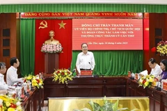 Председатель НС Чан Тхань Ман работает с Постоянным бюро парткома города Кантхо (Фото: ВИА) 