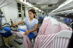 Производственная линия по выпуску швейных изделий на экспорт в компании Van Laack ASIA ООО, инвестиции от ФРГ, расположенная в промышленном кластере Нгокхой (Ханой) (Фото: ВИА)