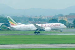 Рейс ET0678 авиакомпании Ethiopian Airlines благополучно приземлился в международном аэропорту Нойбай (Фото: NIA/qdnd.vn)