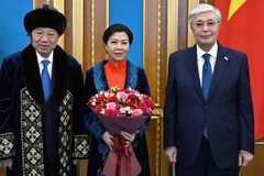 Чапан подарил Токаев генсеку Компартии Вьетнама 