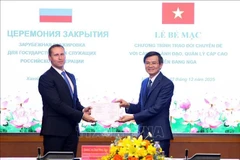 Доцент, доктор Доан Минь Хуан, Первый заместитель директора Национальной политической академии имени Хо Ши Мина, вручил Сертификаты участникам Программы повышения квалификации и обмена тематическими материалами для высокопоставленных государственных служащих РФ.