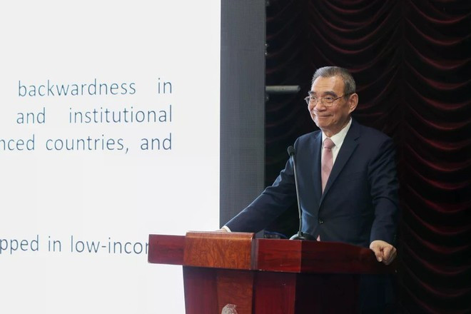 Профессор Линь Ифу делится своими мыслями на семинаре (Фото: VietnamPlus)