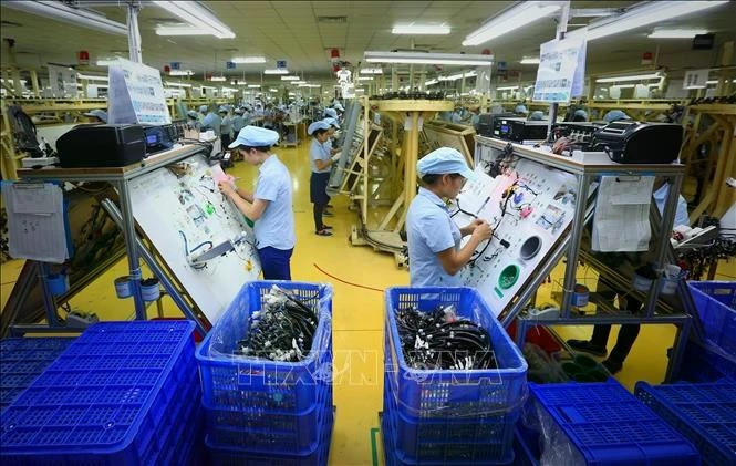 Рабочие производят электронные компоненты в компании Me Tran Vinh Phuc Electronics Company Limited в северной провинции Виньфук (Фото: ВИA)