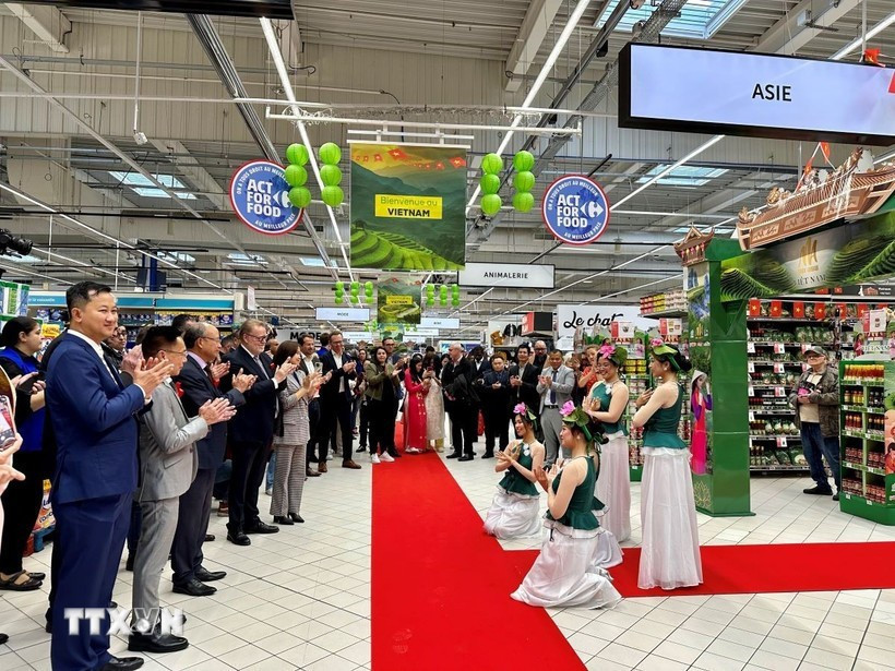 Церемония открытия Недели вьетнамских товаров во Франции в гипермаркете Carrefour Collégien. (Фото: ВИA)