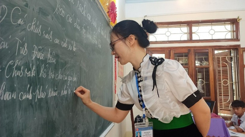 Заседание в средней школе Пом Лот в провинции Дьенбьен. (Фото: VietnamPlus)