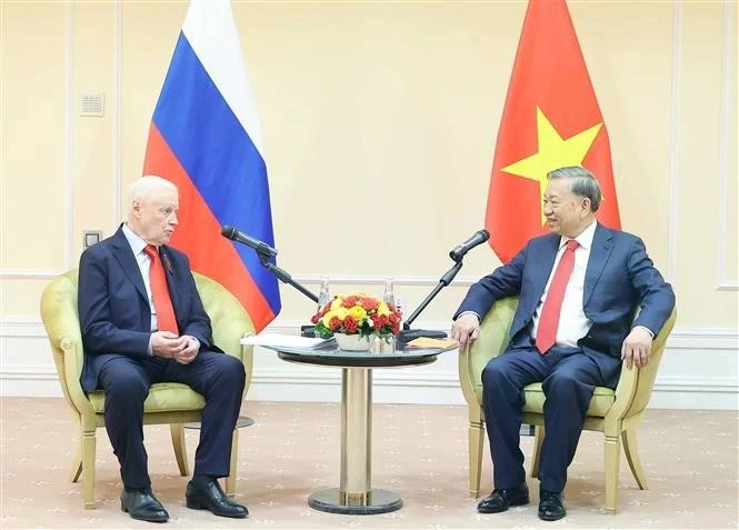 Генеральный секретарь партии То Лам (справаа) и председатель партии «Справедливая Россия - Патриоты - За правду» Сергей Миронов. (Фото: ВИA)