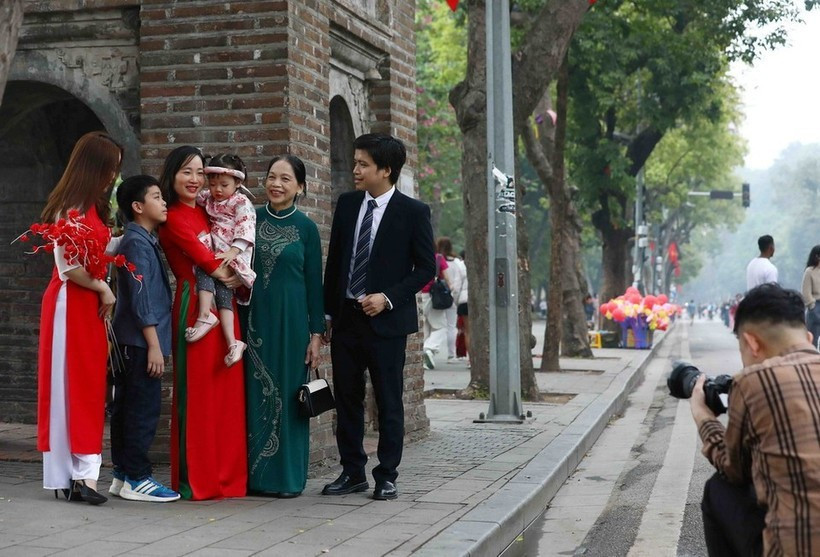 В период новогодних праздников 2026 года государственные служащие и работники бюджетной сферы будут иметь непрерывные четырёхдневные выходные — с четверга, 1 января, по воскресенье, 4 января 2026 года. (Фото: ВИА)