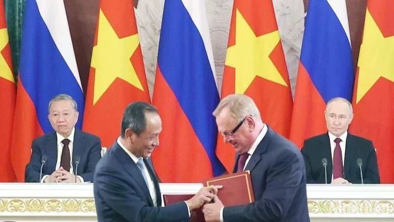 Представители Vietnam Airlines и российского государственного банка ВТБ подписали меморандум о сотрудничестве. (Фото: nhandan.vn)