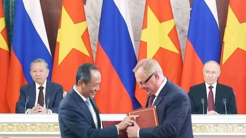 Представители Vietnam Airlines и российского государственного банка ВТБ подписали меморандум о сотрудничестве. (Фото: nhandan.vn)