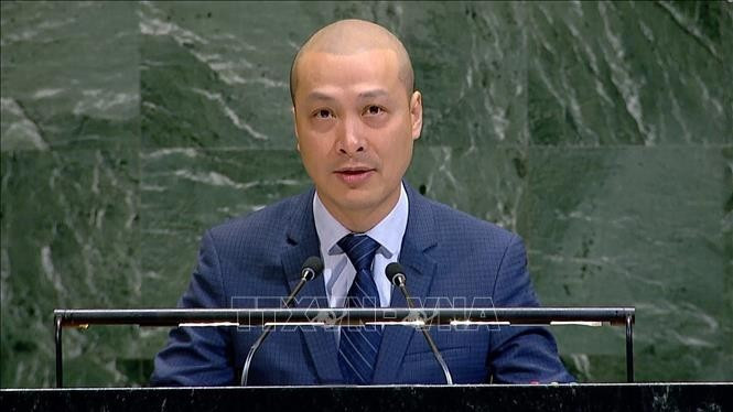 Министр-советник, временный поверенный в делах Постоянного представительства Вьетнама при ООН Нгуен Хоанг Нгуен выступает на заседании. (Фото: ВИА) 