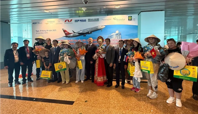 Российские туристы первым рейсом Nordwind в Кханьхоа прибыли в провинцию 29 сентября. (Фото: ВИA)
