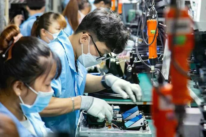 Assembling electronic equipment at Datalogic Vietnam Factory - an FDI enterprise specialising in manufacturing barcode scanners and high-tech sensors in Saigon High-Tech Park (Source: sggp.org.vn) 