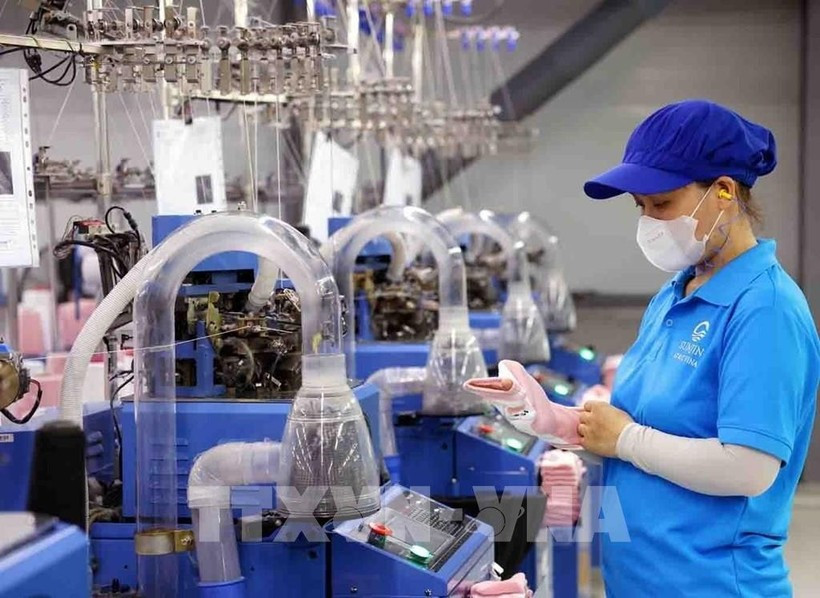 Линия по производству носков на экспорт в компании SUNJIN AT&C VINA Co, Ltd., экономическая зона Чанмай - Лангко, город Хюэ. (Фото: ВИA)