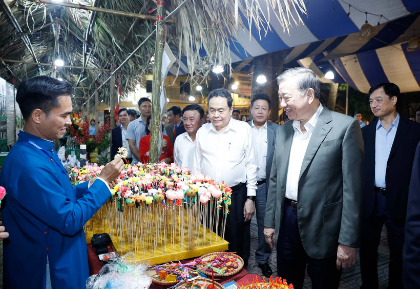 Генеральный секретарь ЦК КПВ То Лам, Председатель Национального собрания Чан Тхань Манн, Постоянный член Секретариата ЦК КПВ Чан Кам Ту и делегаты посещают павильоны OCOP. (Фото: ВИА).