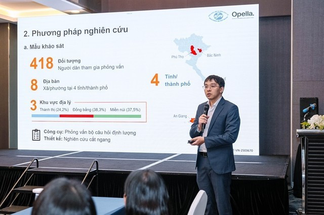 Представитель Института стратегии и политики здравоохранения представляет результаты исследования «Оценка готовности Вьетнама к самостоятельной заботе о здоровье и факторов, влияющих на неё». (Фото предоставлено организатором)