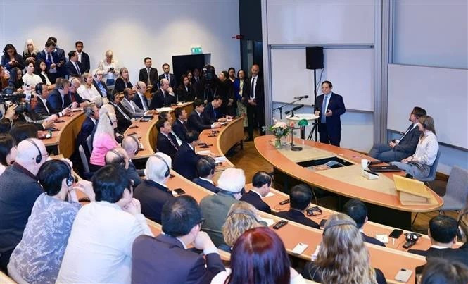Премьер-министр Фам Минь Тьинь выступает с программной речью в Стокгольмской школе экономики в рамках своего визита в Швецию. (Фото: ВИA)