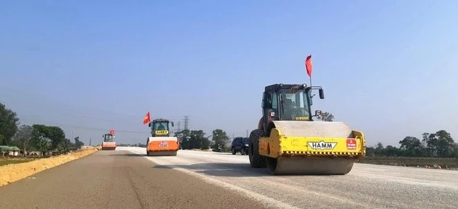 Подрядчики проекта скоростной автомагистрали «Север-Юг» срочно ускоряют ход работ, чтобы достичь уровня освоения средств. (Фото: Vietnam+)