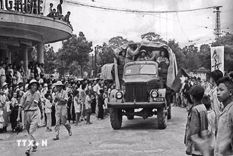 308-я дивизия едет на площадь Донгкинь Нгиатхук, 10 октября 1954 года. Архивное фото: ВИА