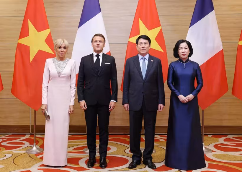 Президент Вьетнама Лыонг Кыонг, его французский коллега Эммануэль Макрон и их супруги на банкете в честь французского лидера в Ханое 26 мая (Фото: ВИA)