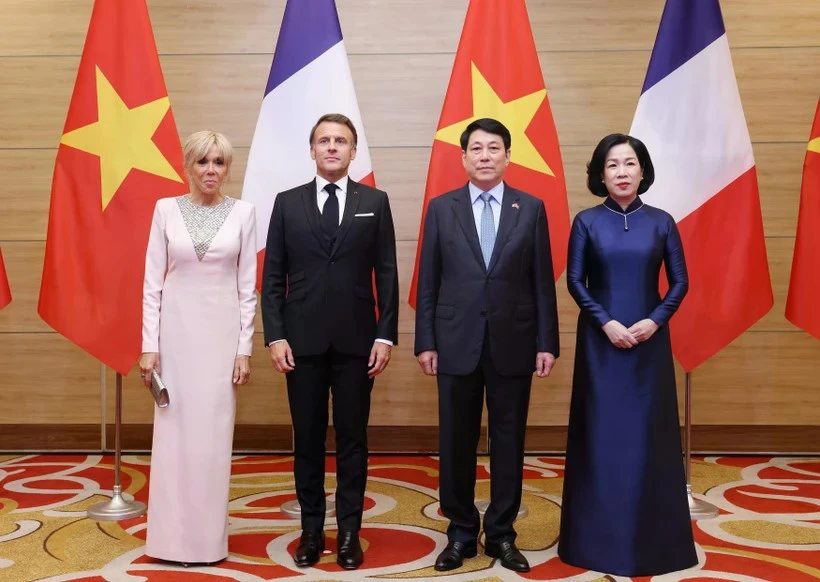 Президент Вьетнама Лыонг Кыонг, его французский коллега Эммануэль Макрон и их супруги на банкете в честь французского лидера в Ханое 26 мая (Фото: ВИA)