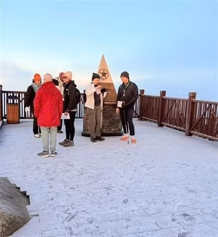 Рано утром 25 декабря вершина Фансипан в северной провинции Лаокай была покрыта льдом. (Фото: опубликовано ВИА) 