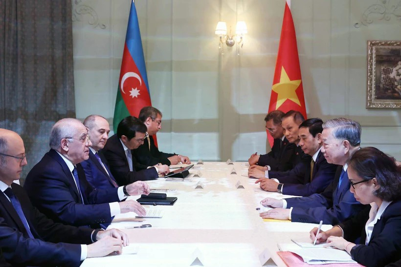 Генеральный секретарь ЦК Коммунистической партии Вьетнама (КПВ) То Лам (второй справа) встречается с премьер-министром Азербайджана Али Асадовым (второй слева). (Фото: ВИA)