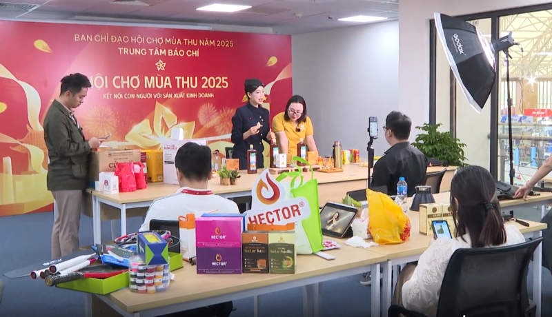 Прямая трансляция на первой Осенней ярмарке 2025 года. (Фото: Nhandan)