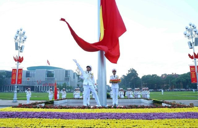 Церемония поднятия флага на площади Бадинь в Ханое (Фото: ВИA)