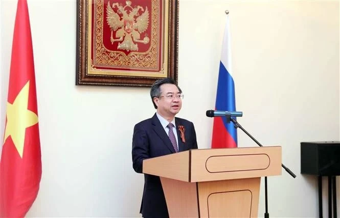 Постоянный заместитель секретаря городского партийного комитета Нгуен Тхань Нги выступает на церемонии, посвященной 80-летию Победы в Великой Отечественной войне. (Фото: ВИA)