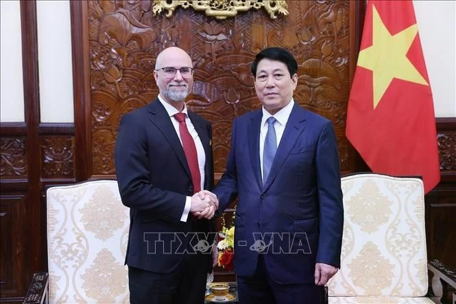 Президент государства Лыонг Кыонг (справа) и посол Канады Шон Перри Стайл во время встречи 26 июня (Фото: ВИA)
