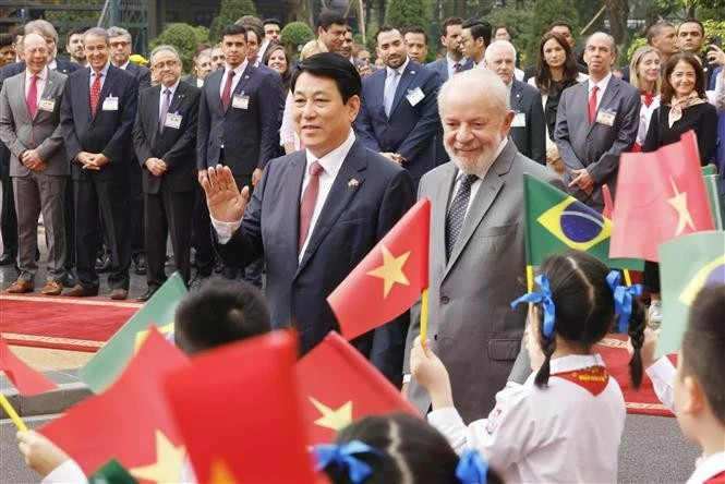 Президент штата Лыонг Кыонг приветствует президента Бразилии Луиса Инасиу Лулу да Силву (Фото: ВИA)