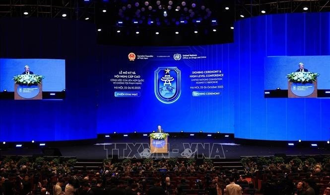 Chắc chắn rồi. Dưới đây là bản dịch tiếng Nga **đã chỉnh sửa, dùng đúng “ВИА”**: --- Генеральный секретарь ООН Антониу Гутерриш выступает на церемонии подписания Ханойской конвенции в Ханое 27 октября 2025 года. (Фото: ВИА)