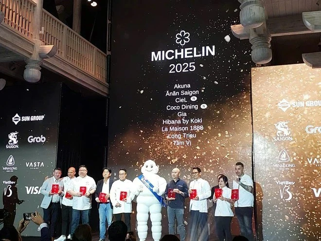 Представители девяти однозвездочных ресторанов MICHELIN получают свои награды на церемонии в Дананге 5 июня. (Фото: ВИA)